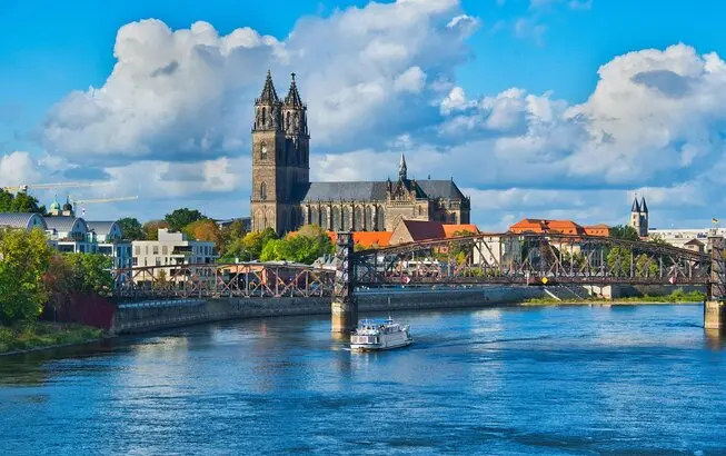 Magdeburg’da ticari ziyaret sırasında şehir turu yapan grup