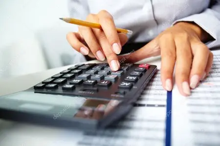 Finansal tablolar üzerinde çalışan muhasebe uzmanı