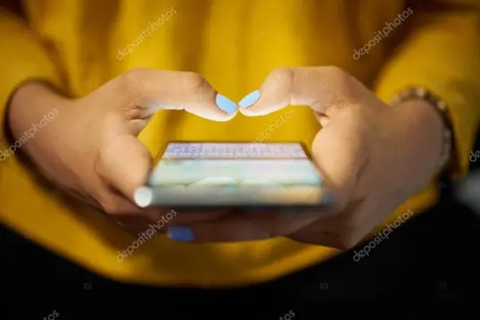 Akıllı telefondan WhatsApp mesajı yazan kişi