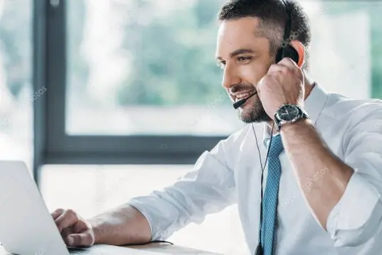 Ofiste masa telefonu ile arama yapan kişi