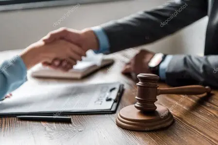 Ticari sözleşme üzerinde çalışan hukuk danışmanı